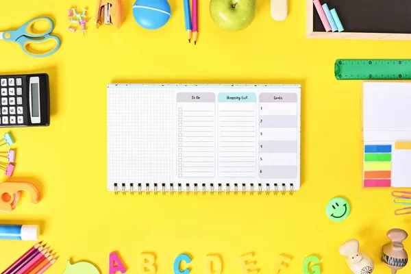 Köşelerde Dağınık Okul Ofis Malzemeleri Ile Yapılacaklar Listesi Alışveriş Listesi — Stok fotoğraf