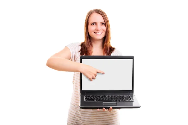 Mladá dívka ukazující na prázdnou obrazovku přenosného počítače — Stock fotografie