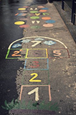 Sokakta renkli hopscotch oyunu