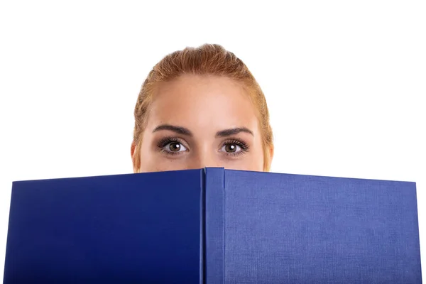 年轻女孩用一本书遮住她一半的脸 — 图库照片