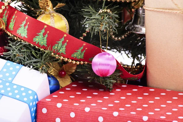 Feche o tiro de árvore de Natal com presentes — Fotografia de Stock