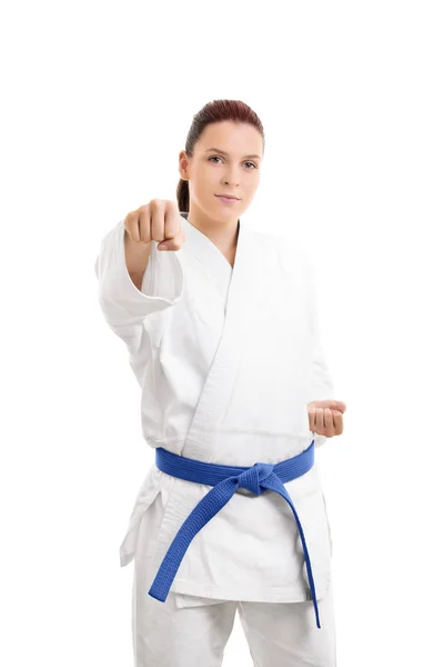 Chica en kimono blanco con el puño en alto — Foto de Stock