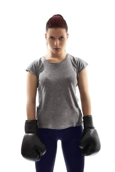 Chica joven con guantes de boxeo bajo dura luz — Foto de Stock