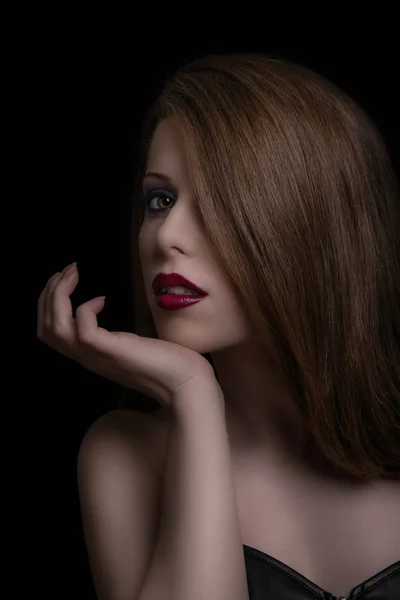 Retrato bajo de belleza de una mujer sensual con lápiz labial rojo — Foto de Stock