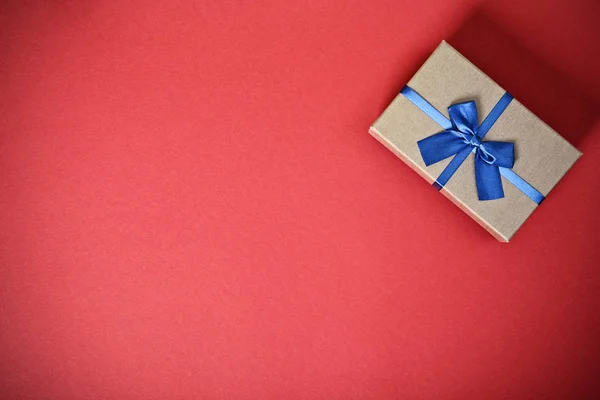 Kerst Nieuwjaarscompositie Cadeaudoosje Met Blauwe Strik Rode Achtergrond Kerstmis Verjaardag — Stockfoto