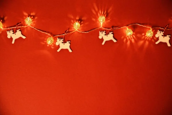 Seasonal greeting card concept with Christmas tree and raindeers — Stock Photo, Image