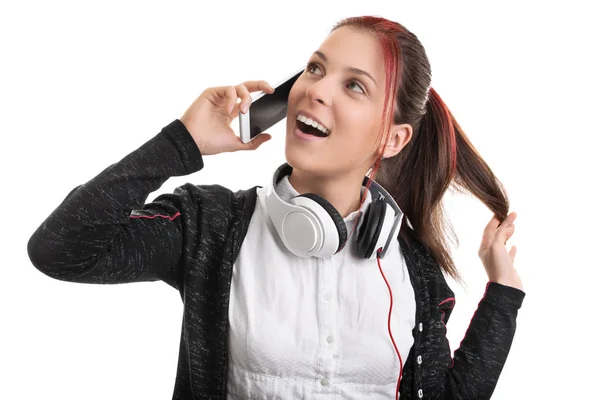 Zbliżenie na młodą dziewczynę ze słuchawkami rozmawiającą przez telefon — Zdjęcie stockowe