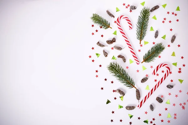 Seizoensgebonden samenstelling met dennentakken, suikerriet en confetti — Stockfoto