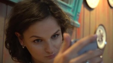 Güzel heyecan verici genç kadın selfiein kafe yapma.