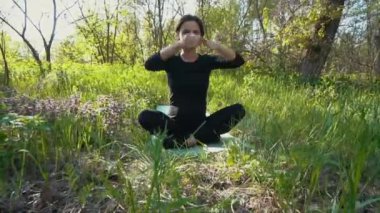Genç hamile kadın dışında yoga yaparken.