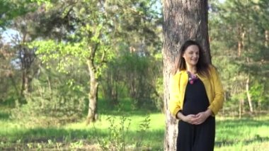 kadın hamile karnına dokunarak