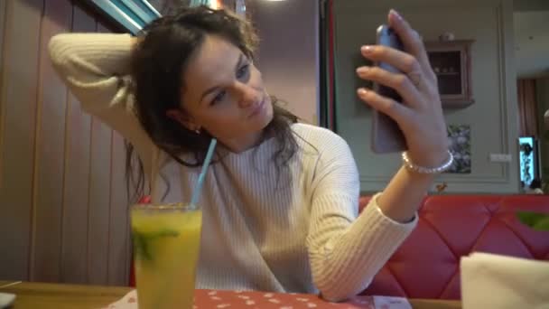 Hermosa mujer joven emocionante haciendo café selfiein . — Vídeos de Stock