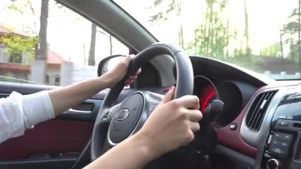 La joven al volante de un coche — Vídeos de Stock