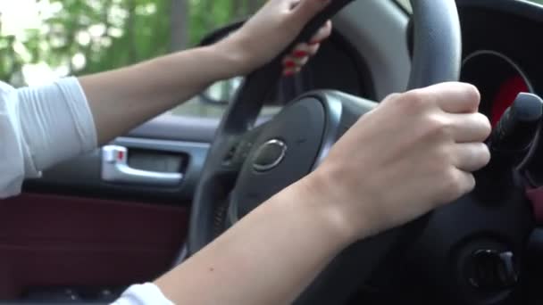 The young girl behind the wheel of a car — Stock Video