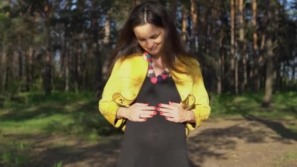 Femme touchant son ventre enceinte — Video