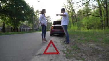 Sessiz ülke yolda araba aşağı kırık önünde çift savunarak.