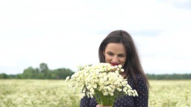 Yaz aylarında açık havada beyaz camomiles kokulu güzel kadınlar.