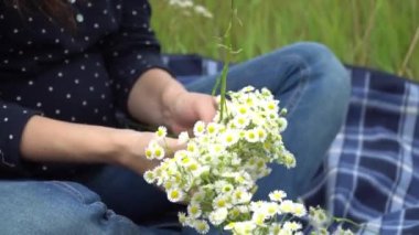 Papatya çelenk yapmak mutlu hamile kadın.