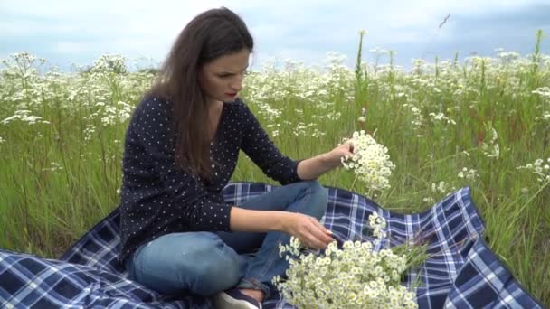 Happy těhotná žena dělat heřmánku věnec. — Stock video