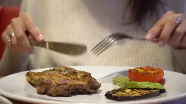 Mujer disfrutando del sabor del filete a la parrilla en el restaurante — Vídeos de Stock