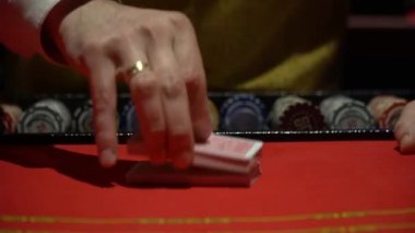 Casino, poker: satıcı poker kartları karıştırır