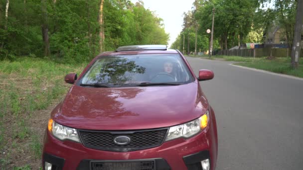 Ten Pomáhá Žena Její Rozbité Auto Krajiny — Stock video