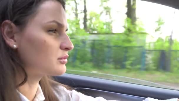 一辆汽车的方向盘后面的年轻女孩 — 图库视频影像