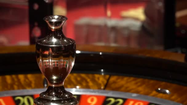 Rueda de ruleta de casino con la bola en el número — Vídeos de Stock