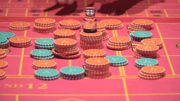 Distribuidor de trabajo, hacer apuestas, recoger fichas para la ruleta en el casino . — Vídeos de Stock