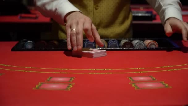 カジノ、火かき棒: ディーラーはポーカーのカードをシャッフル — ストック動画