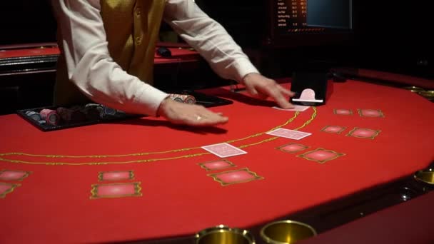 Kaarten op pokerspel in casino — Stockvideo