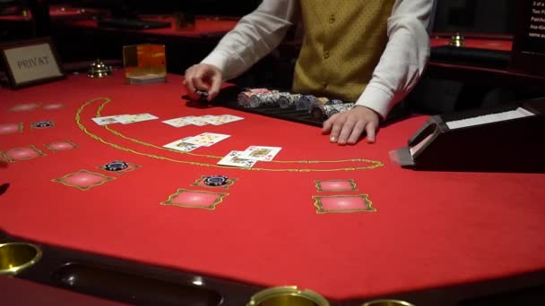 Jogando Black Jack em um cassino - close-up . — Vídeo de Stock