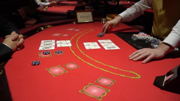 Gamblimg 桌上的全屋扑克游戏。赌场. — 图库视频影像