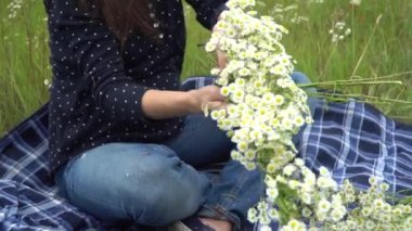 Papatya çelenk yapmak mutlu hamile kadın.