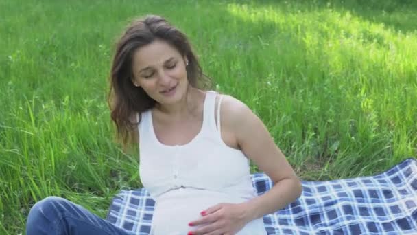 Happy těhotná žena uvolňující a užívat si života v přírodě. — Stock video
