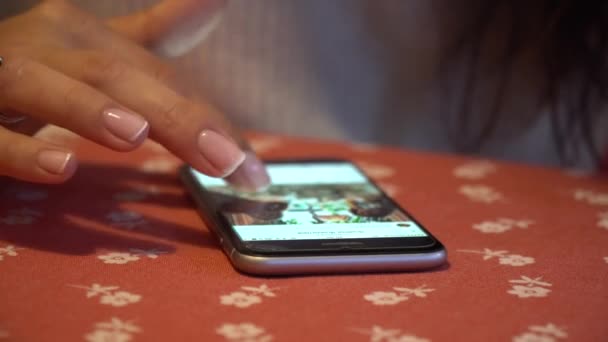 Gros plan de la femme en utilisant son téléphone — Video