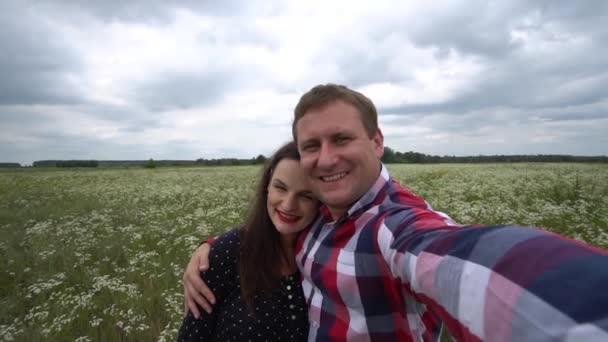 Romantisch gelukkig paar in liefde het nemen van foto 's op de telefoon in de natuur. — Stockvideo