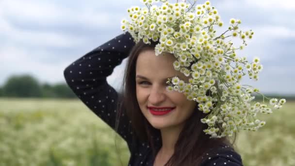 Pregnant woman with bouquet of camomile flowers. — Stock Video