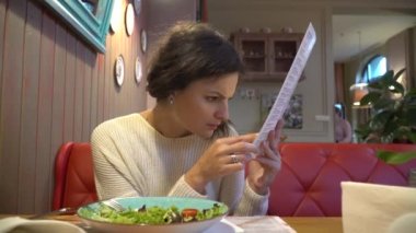 Kadın restoran menü aracılığıyla arıyor