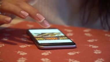 telefonunu kullanan kadın yakın çekim