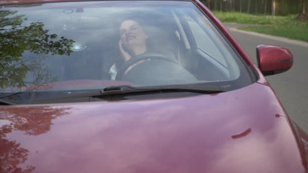 Estilo de vida sorridente retrato de mulher rindo dentro de um carro . — Vídeo de Stock