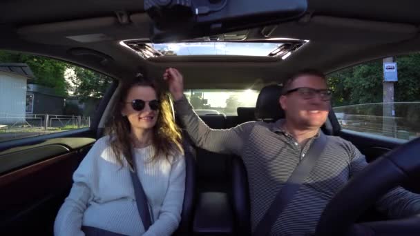 Ζευγάρι γέλιο και αγκαλιά στην οδήγηση αυτοκινήτου — Αρχείο Βίντεο
