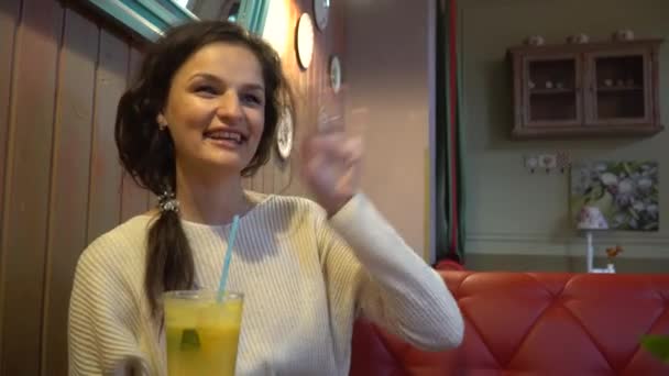 Femme agitant les mains disant bonjour au Café — Video