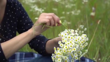 Papatya çelenk yapmak mutlu hamile kadın.