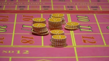 Satıcısı, bahis, Casino rulet için fiş toplamak.