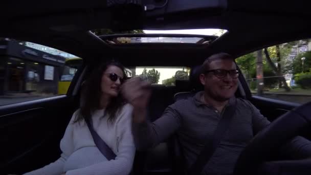 夫妇在汽车驾驶笑和拥抱 — 图库视频影像