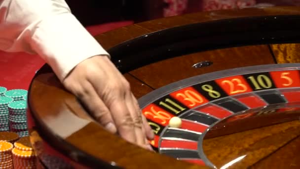 Casino roulette in beweging, spinnewiel bal en croupier hand — Stockvideo