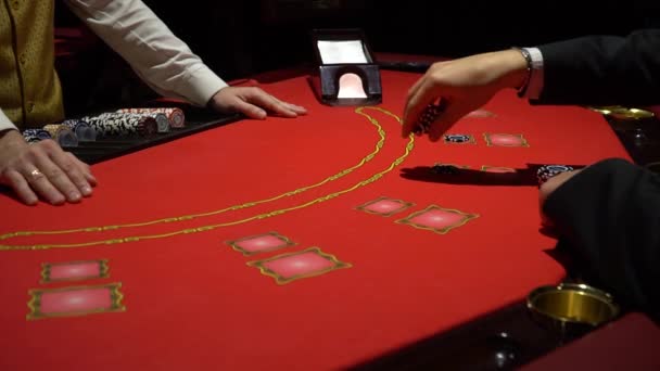 Hazardní hry Black Jack v kasinu - zblízka. — Stock video