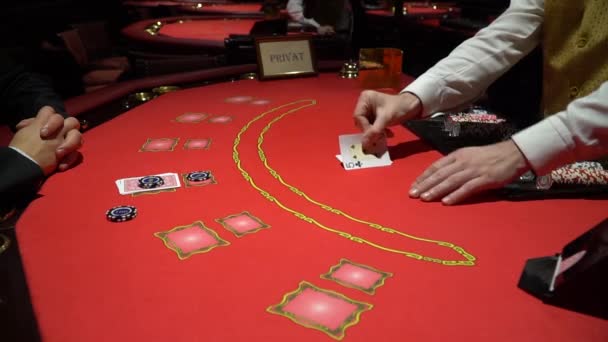 Full House Pokerspiel auf gamblimg Tisch. Casino. — Stockvideo