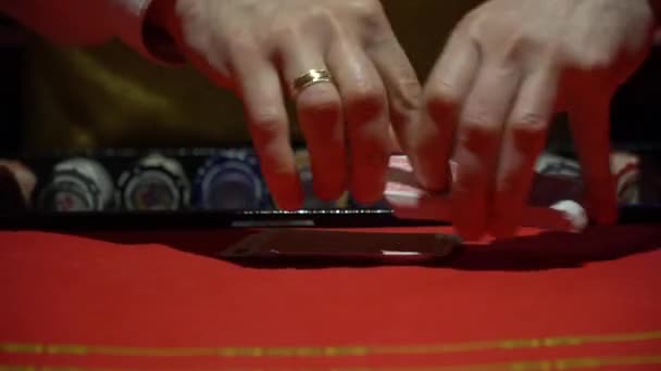 Казино, покер: Дилер перетасовывает покерные карты — стоковое видео